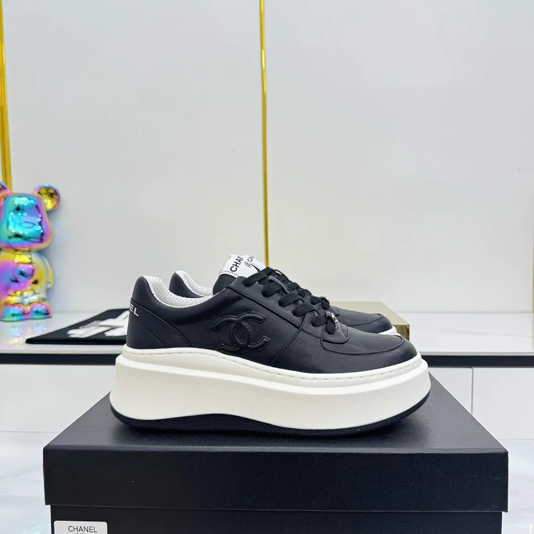 👟👟Ex-factory price 600👟👟 Upgraded version, upgraded version, upgraded version! No rebuttal accepted! ! ! ! Chanel Chanel panda shoes! 2025 counter's top casual sports shoes. This classic design; the upper is electro-embroidered with a variety of techniques; the outsole is fashionable and sporty; the unusual inclusion of a variety of color matching elements... The diversified mix and match is very good-looking and versatile, and can be used for leisure, fashion, sports, and outdoor... ꫛꫀꪝ Go➫ Materials: ❶Upper made of: original imported first-layer silk cowhide + original waterproof cloth + original first-layer cowhide ❷Inner lining: Original Yangli+Net ❸Outsole based on: Original TPU combination outsole Counter boutique packaging complete set for women 35–41 👉 👉 👉 👉 👉